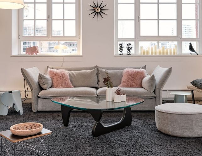 Sofa und Einrichtungsgegenstände im Showroom von Streit Service & Solution in der Lokhalle in Freiburg