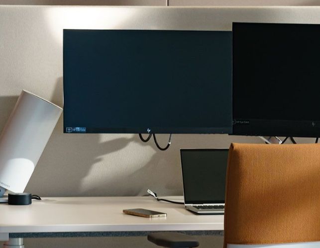 Arbeitsplatz mit Leuchte im Büro von Streit Service & Solution in Gengenbach