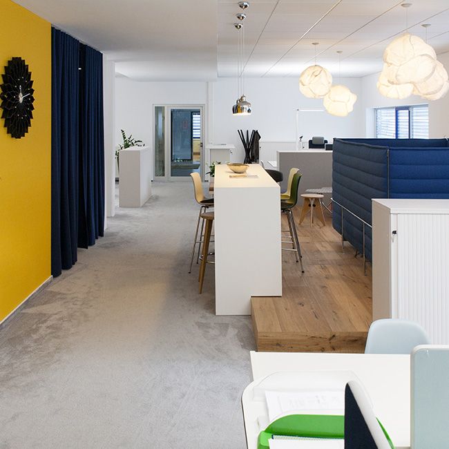 Büro mit verschiedenen Akustikelementen