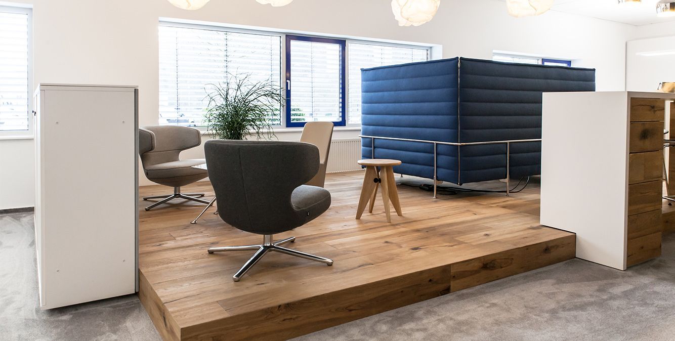 Modernes Büro mit Besprechungszonen