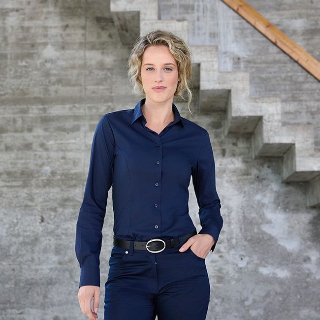 Frau in Bluse
