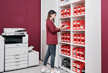 Frau vor Kanban-Regal für Bürobedarf