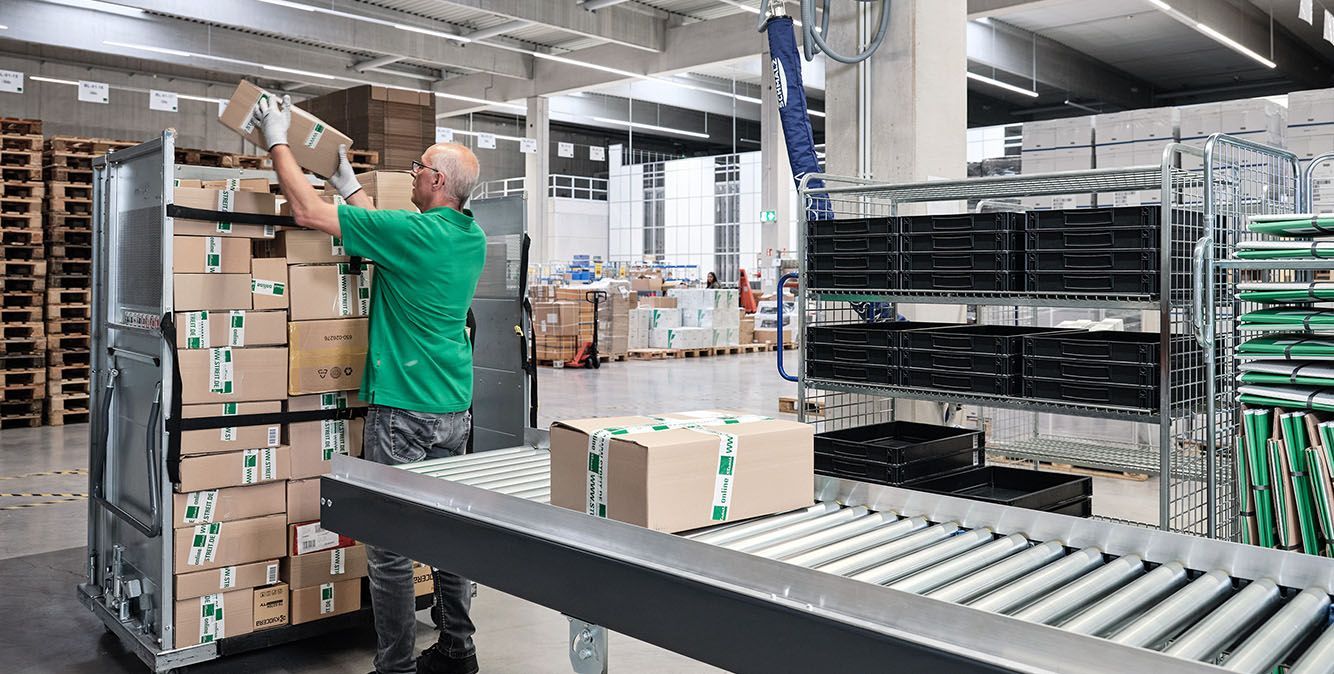Mitarbeiter verlädt Pakete