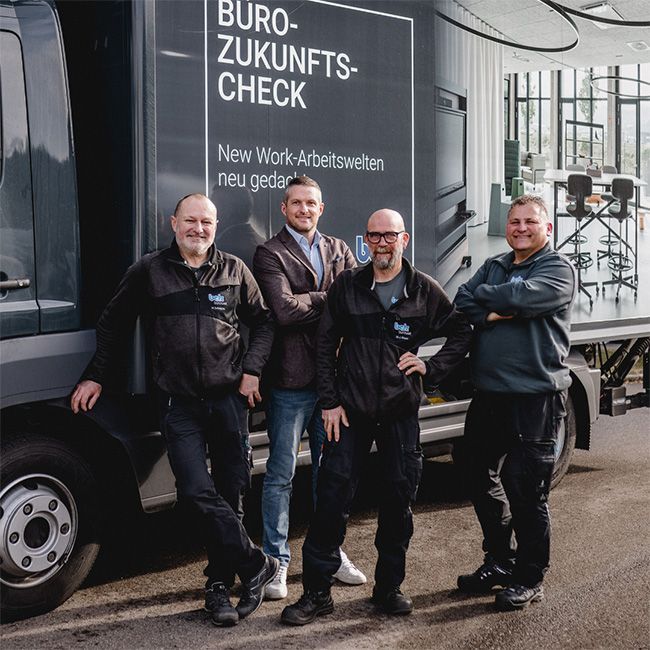 Logistik-Team von Betz Bürowelt vor LKW