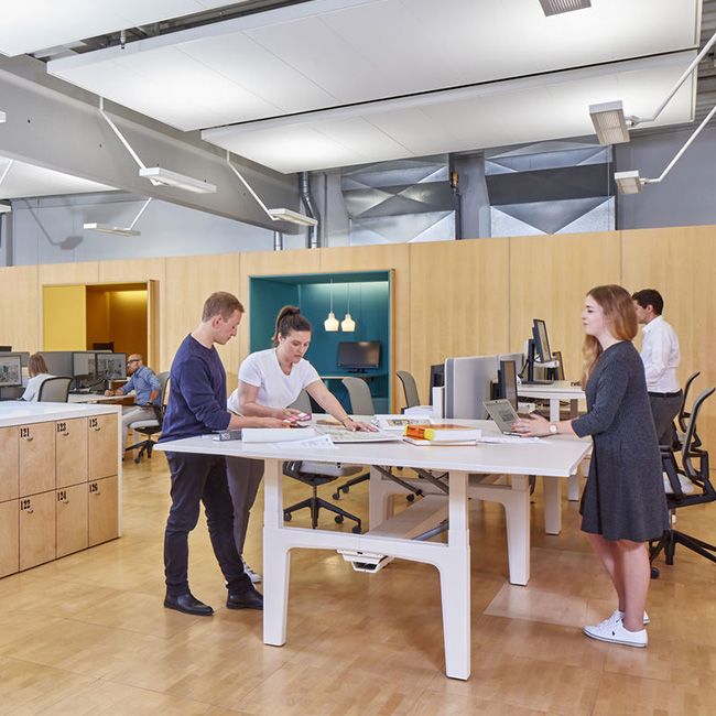 Mitarbeiter arbeiten am Steharbeitsplatz