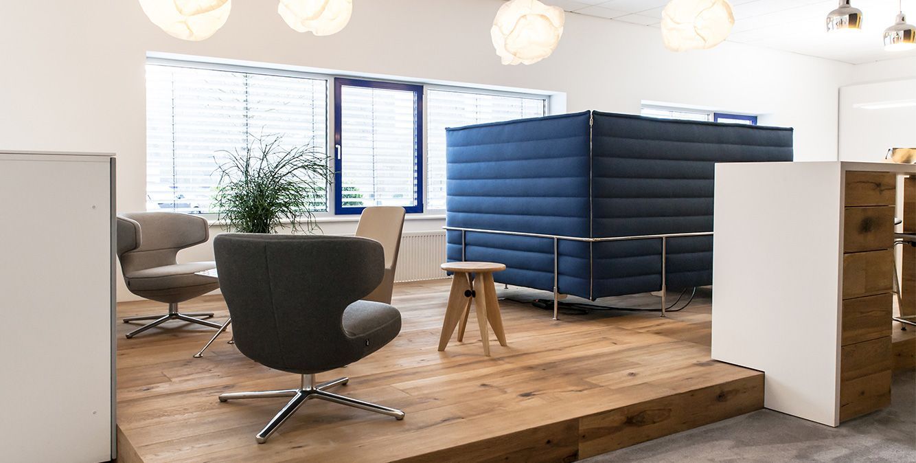 Modernes Büro mit Besprechungszonen