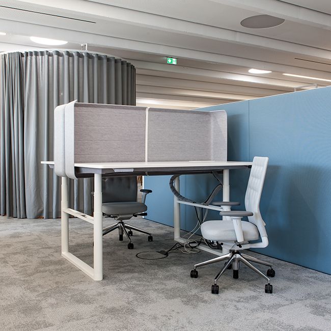 Gesunder Arbeitsplatz mit höhenverstellbarem Tisch
