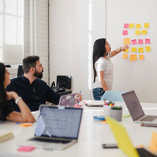 Mitarbeiter im kreativen Workshop