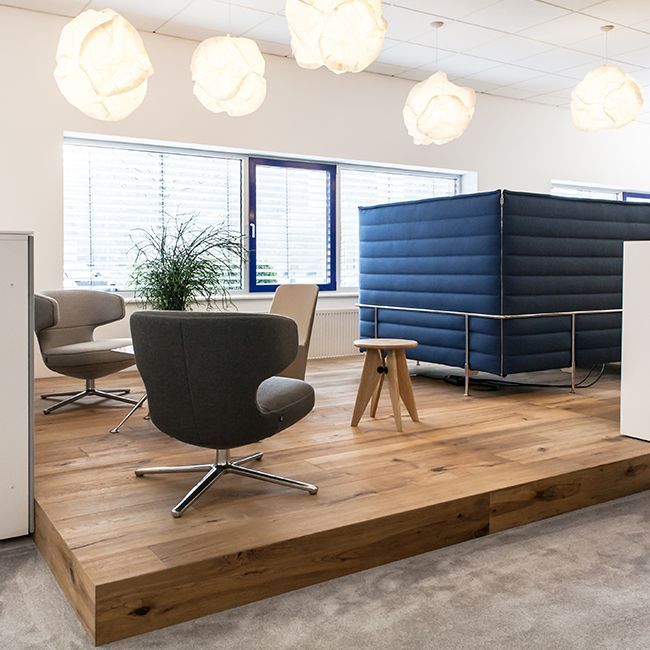 Moderne Besprechungsecke im Büro