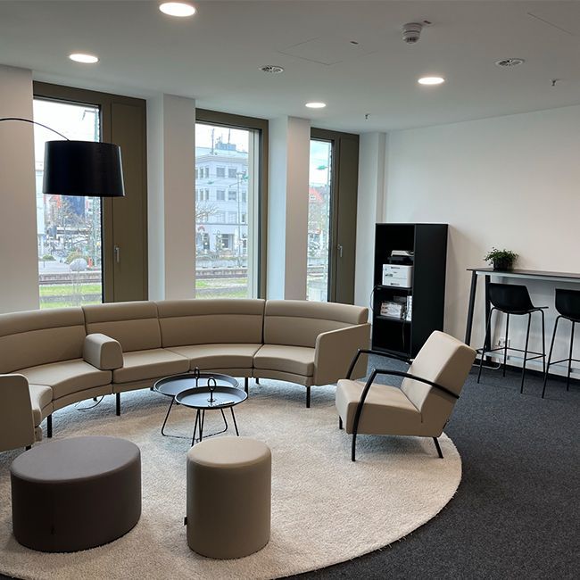 Moderne Besprechungsecke im Büro
