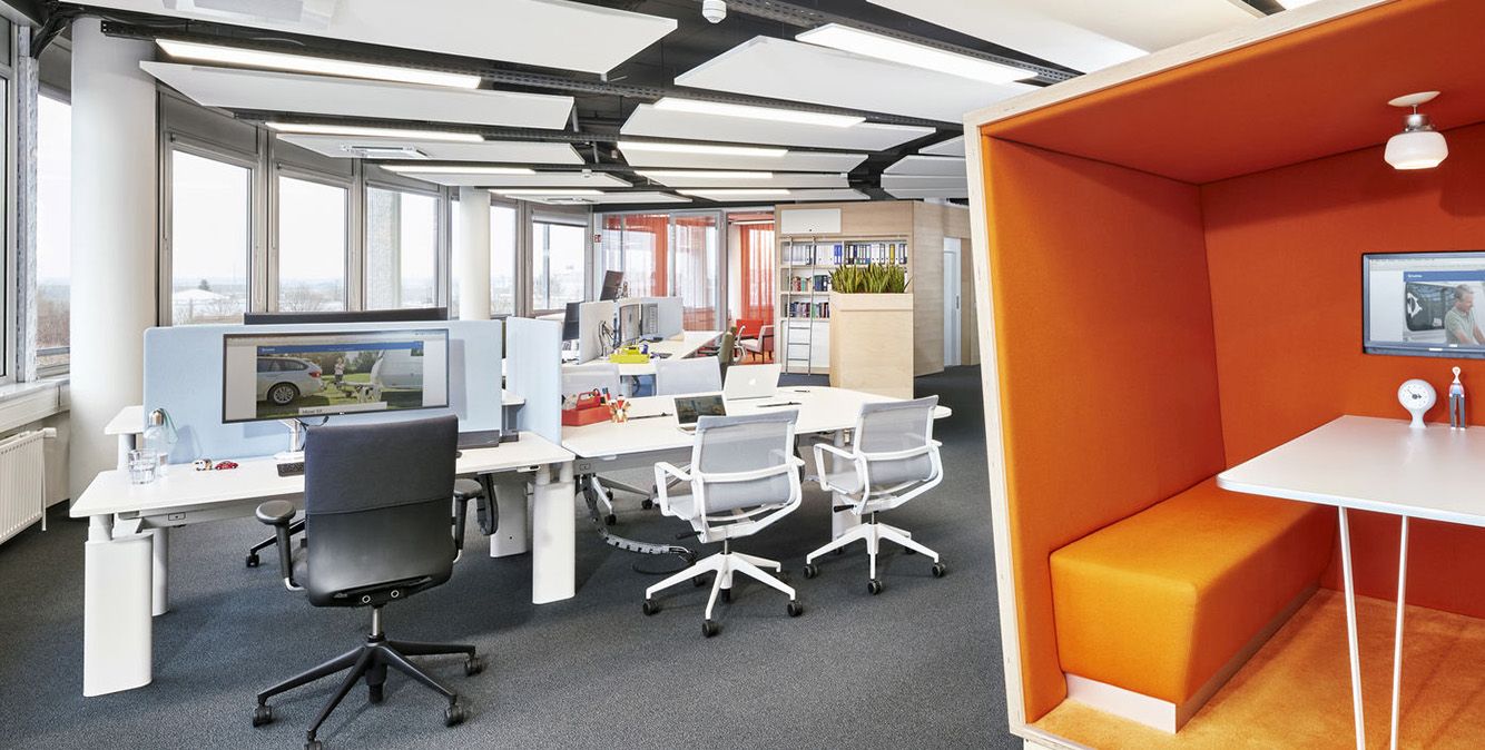 Modernes Openspace-Büro mit Lichtkonzept