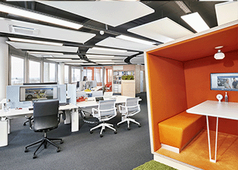 Modernes Openspace-Büro mit Lichtkonzept