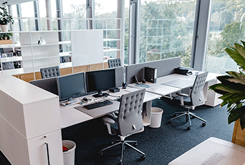 Modernes Büro mit Arbeitsplätzen
