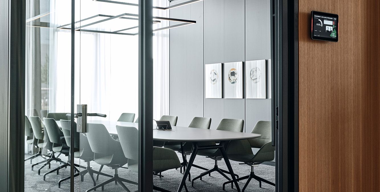 Blick in Raum mit Panel zur Raumbuchung