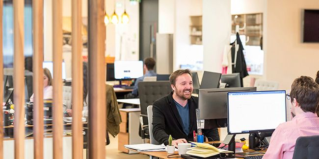 Mitarbeitende im Büro