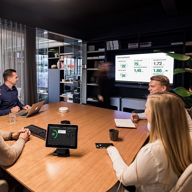 Mitarbeiter an einem Besprechungstisch bei einem Meeting