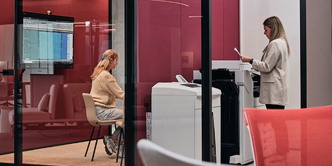 Zwei Frauen am Arbeiten im Büro
