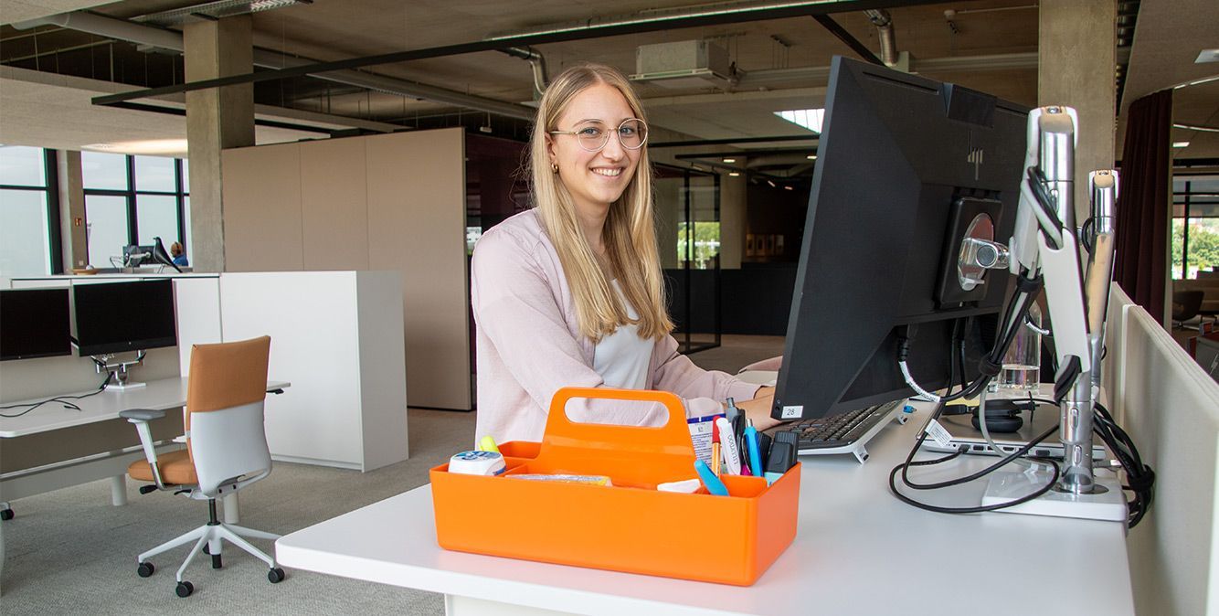 Auszubildende arbeitet am PC