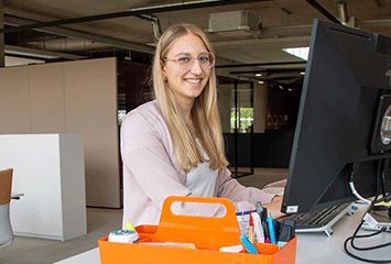 Auszubildende arbeiten zusammen