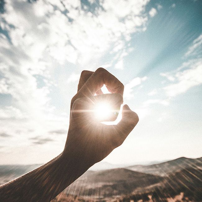 Hand umkreist Sonne