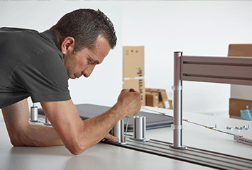 Arbeiter bei Montage von Büroschreibtisch