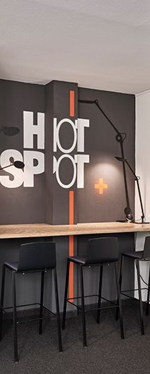 Hot Spot Schriftzug an Bürowand