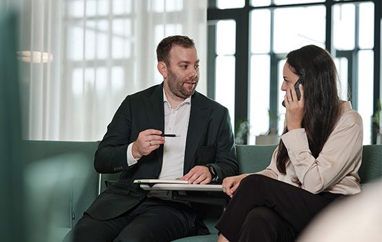 Zwei Menschen unterhalten sich 