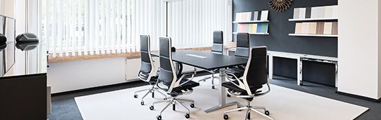 Besprechungsraum mit Tisch und 5 Stühlen