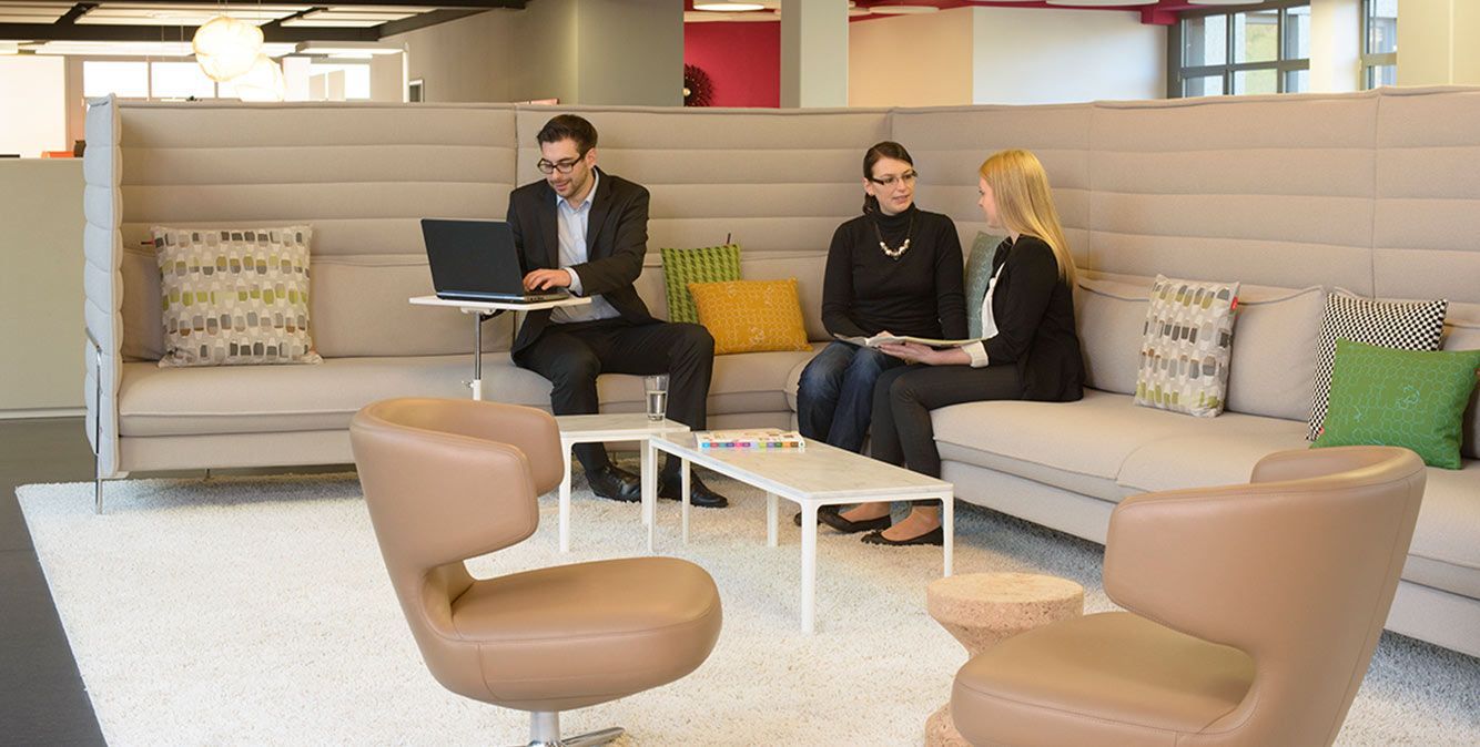 Mitarbeiter von Streit Service & Solution sitzen zusammen und arbeiten