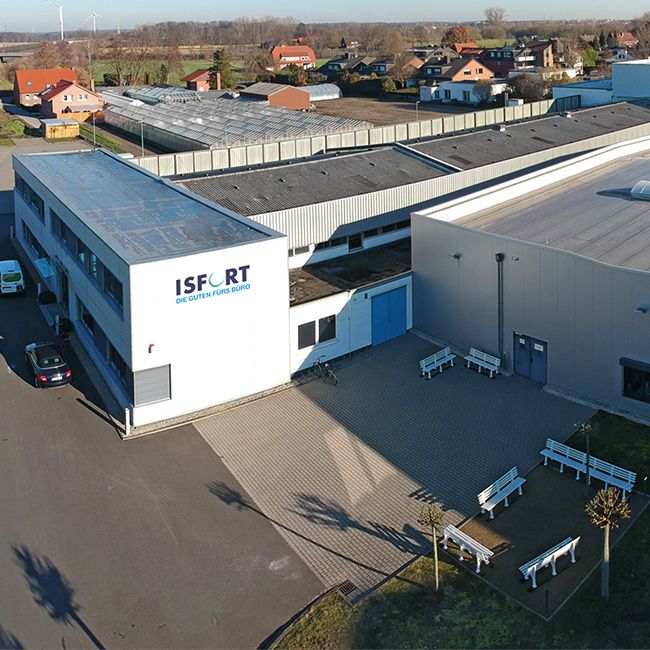 Firmengebäude von ISFORT mit Photovoltaik-Anlage