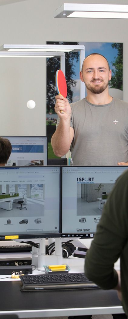 Mitarbeiter spiel Tischtennis über Arbeitsplatz mit Bildschirm
