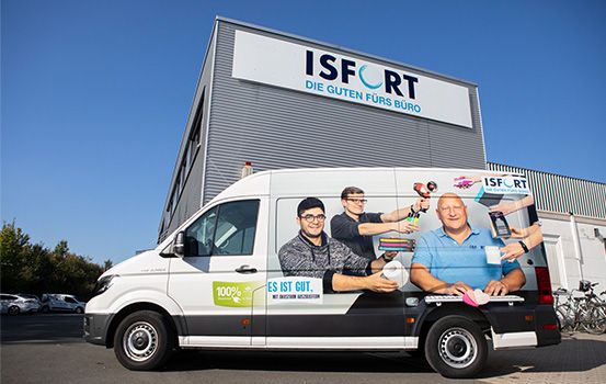 ISFORT-Sprinter vor Firmengebäude