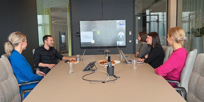 Mitarbeiter von Streit Service & Solution sitzen zusammen im Besprechungsraum und arbeiten miteinander