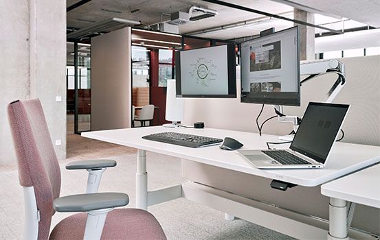 Schreibtisch und Bürodrehstuhl in der Arbeitswelt von Streit Service & Solution in Gengenbach