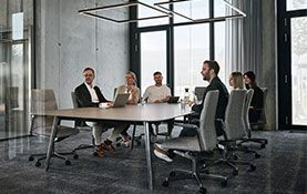 Mitarbeiter sitzen zusammen in einem Besprechungsraum in der Arbeitswelt von Streit Service & Solution in Gengenbach