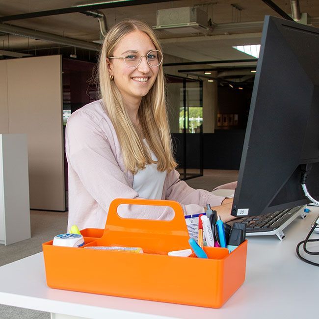Auszubildende von Streit Service & Solution arbeitet am Computer
