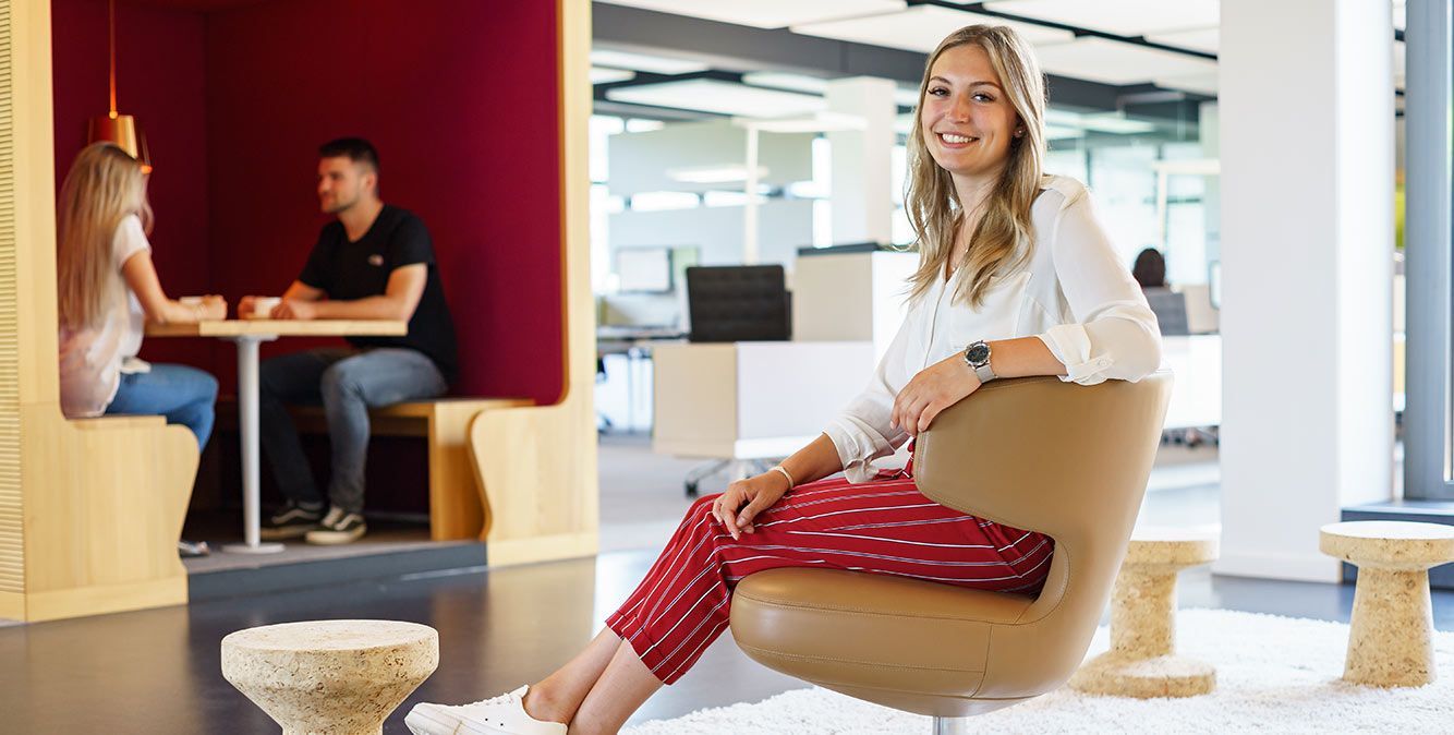 Mitarbeiter von Streit Service & Solution sitzen in der Arbeitswelt