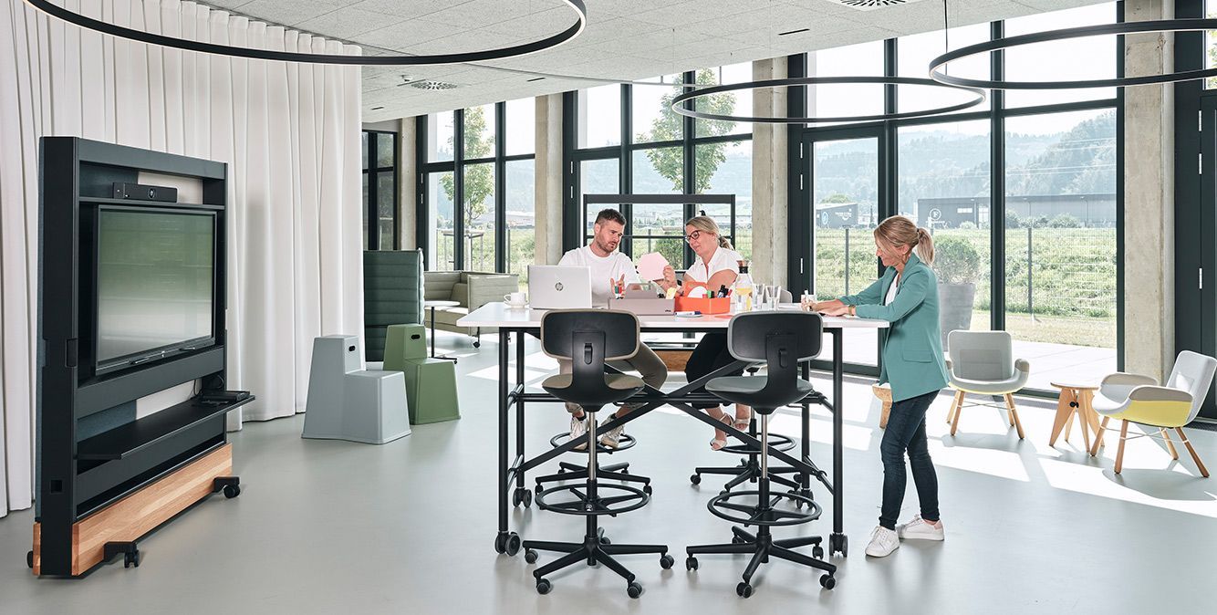 Mitarbeitende von Streit Service & Solution in der Flexzone in der New Work Arbeitswelt in Gengenbach