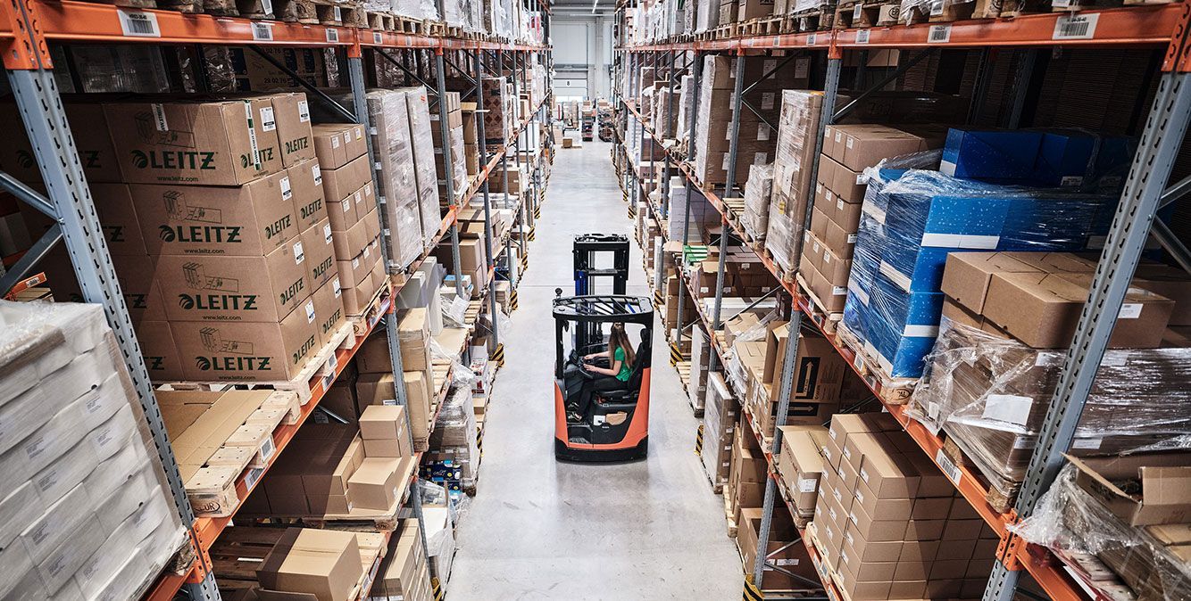 Hochregallager mit Stapler im Logistikzentrum von Streit Service & Solution in Gengenbach