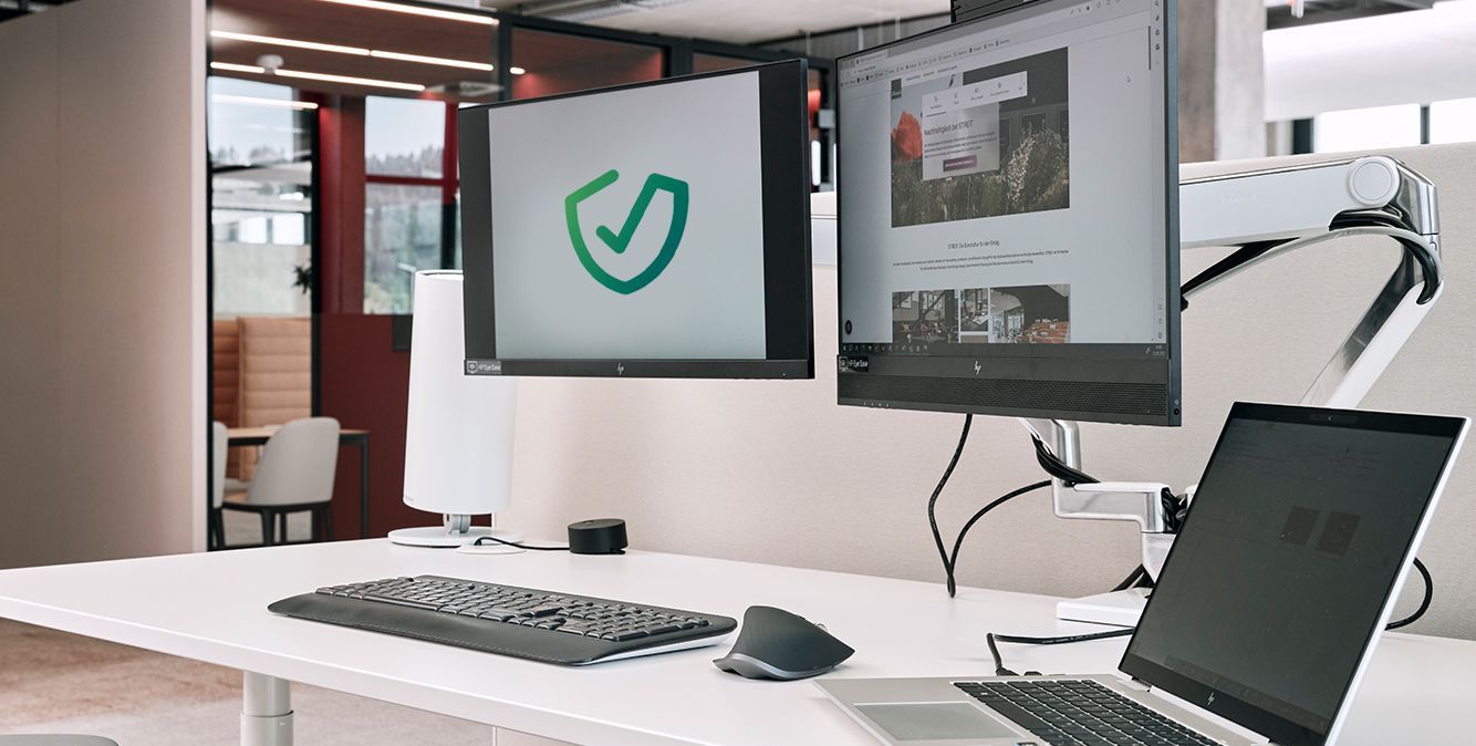 Bildschirme und Laptop auf einem Arbeitsplatz in der Arbeitswelt in Gengenbach von Streit Service & Solution