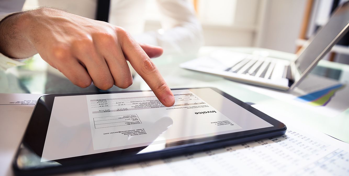 Tablet mit elektronischer Rechnung 