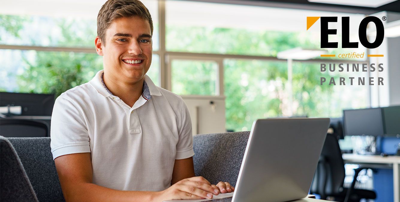 Mitarbeiter von Streit Service & Solution arbeitet am Laptop