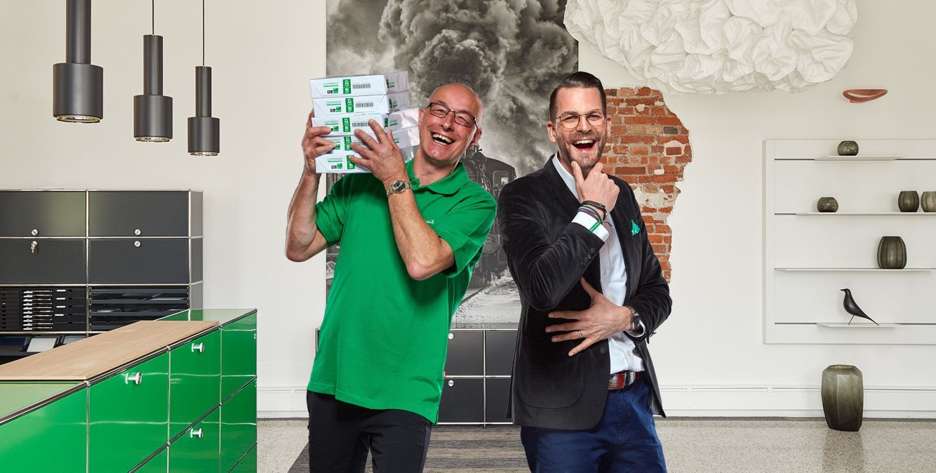 Zwei Mitarbeiter von Streit Service & Solution tragen Berufsbekleidung von STREIT individual