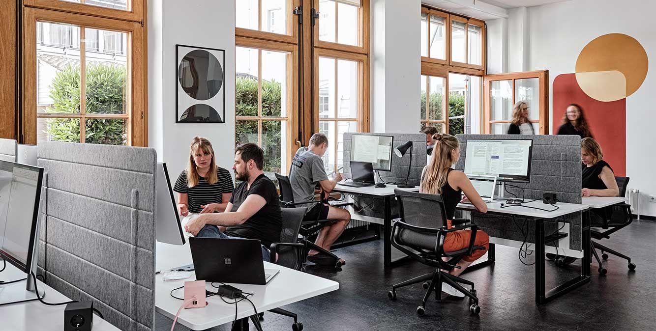 Mehrere Personen arbeiten in einem Büro