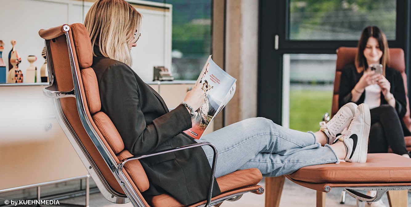 Mitarbeiter von Streit Service & Solution sitzen auf Sesseln und lesen