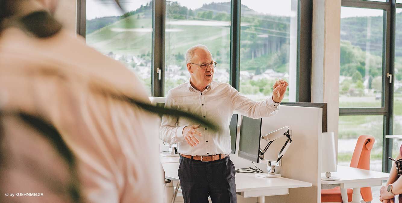 Mitarbeiter von Streit Service & Solution steht in der Arbeitswelt in Gengenbach 