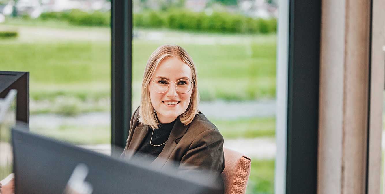 Mitarbeiterin von Streit Service & Solution sitzt am Schreibtisch und arbeitet.