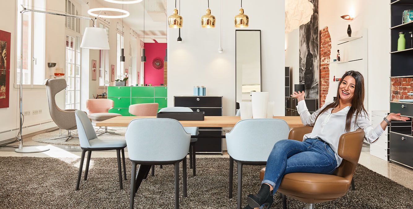 Mitarbeiterin von Streit Service & Solution sitzt in einem Sessel im Showroom in Freiburg