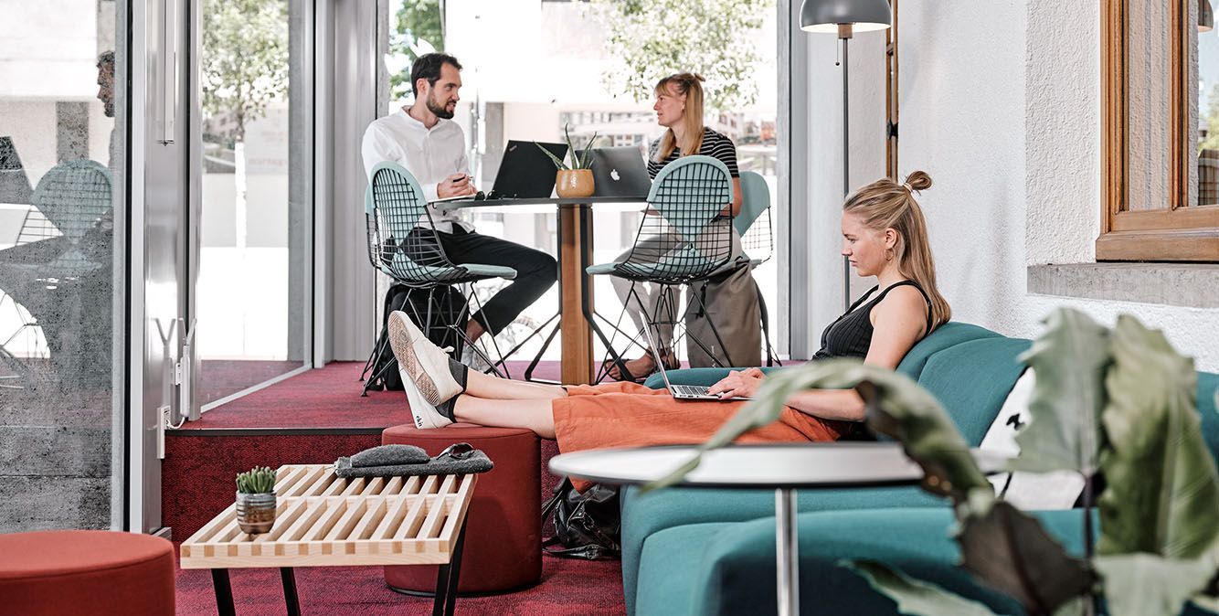 Mitarbeitende arbeiten in New Work-Arbeitswelt
