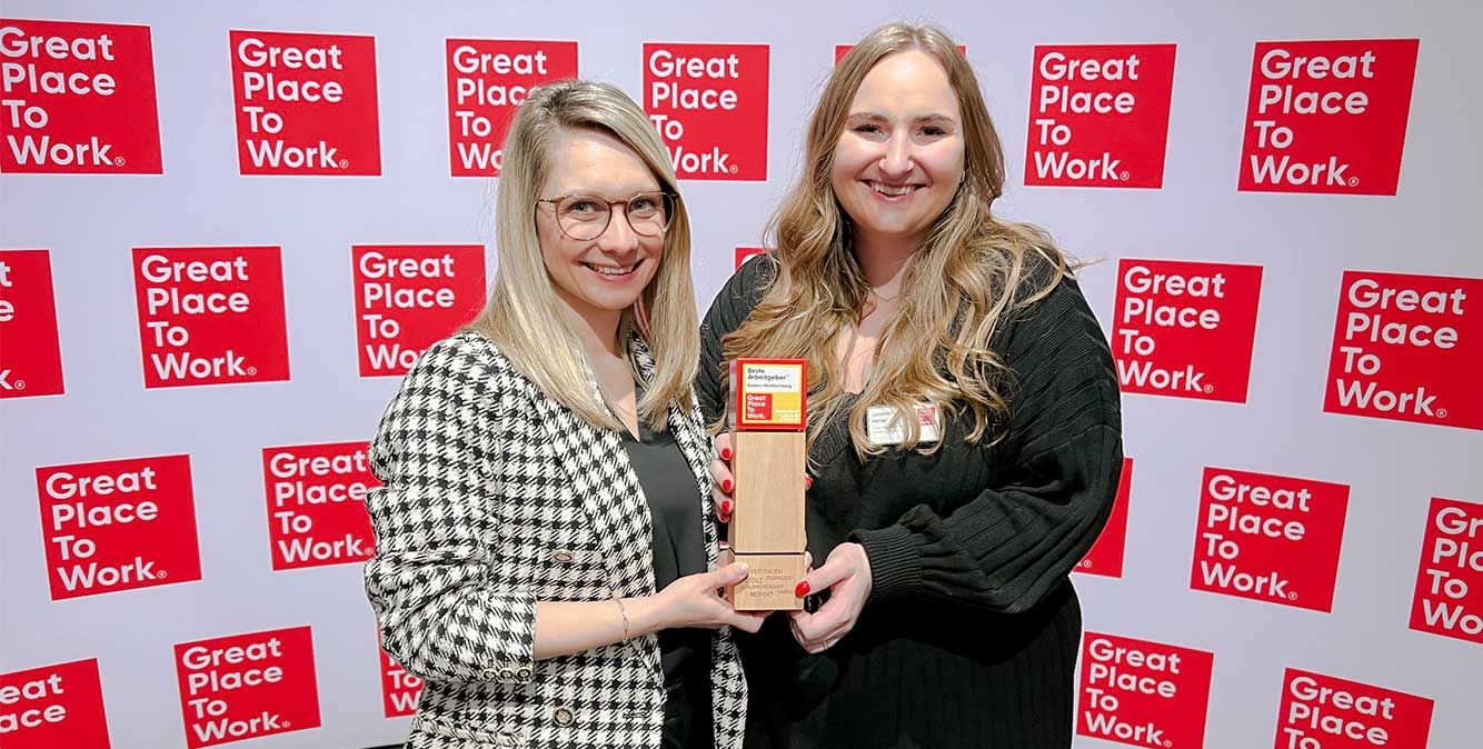 Carolin Bonath und Jennifer Hetzel nehmen für Streit Service & Solution die Great Place To Work Auszeichnung entgegen.